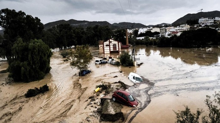 Penampakan Mobil-mobil Disapu Banjir di Spanyol Hujan lebat mengakibatkan sungai meluap di kota Alora, Malaga, Spanyol. Selain merendam rumah, sejumlah mobil juga hanyut terseret banjir.