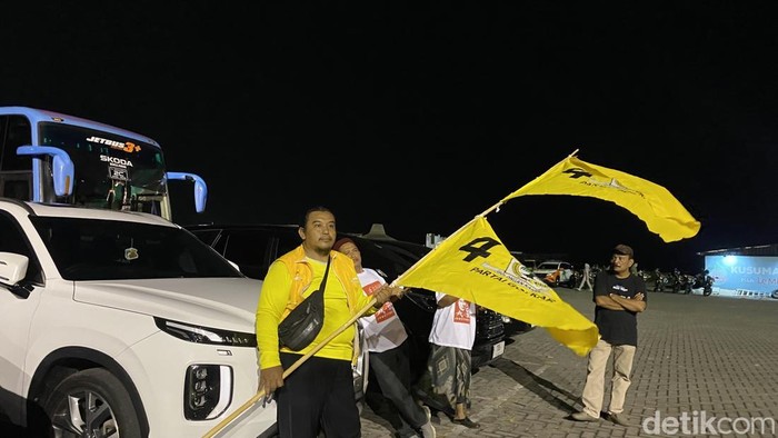 Para pendukung masing-masing paslon telah berkumpul di sekitar Marina Convention Center, Kelurahan Tawangsari, Kecamatan Semarang Barat, Rabu (30/10/2024).
