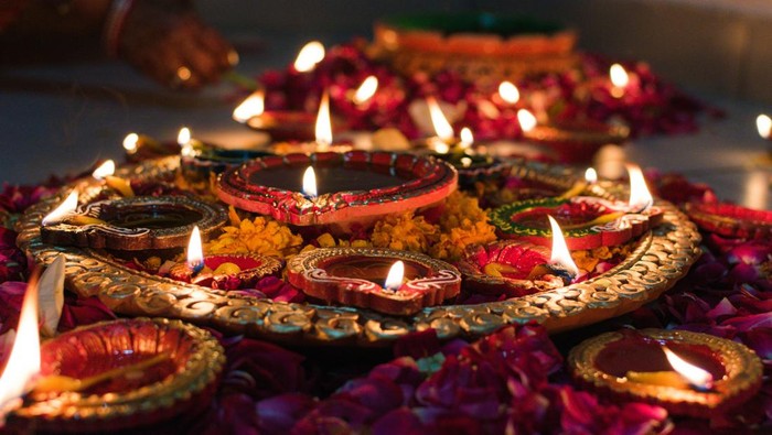 Lilin dan diyas dalam perayaan Diwali