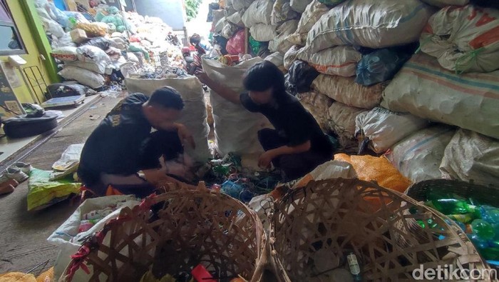 Petugas bank sampah Ciamis sedang memilah sampah.