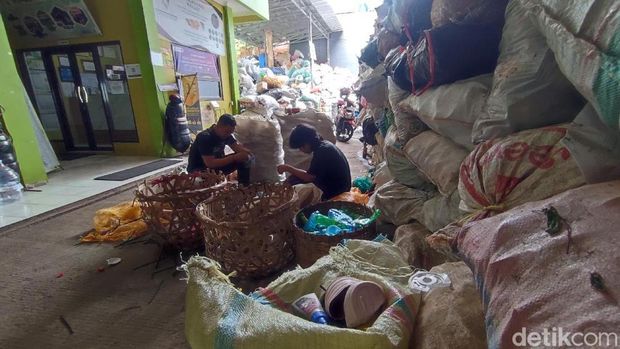 Petugas bank sampah Ciamis sedang memilah sampah.