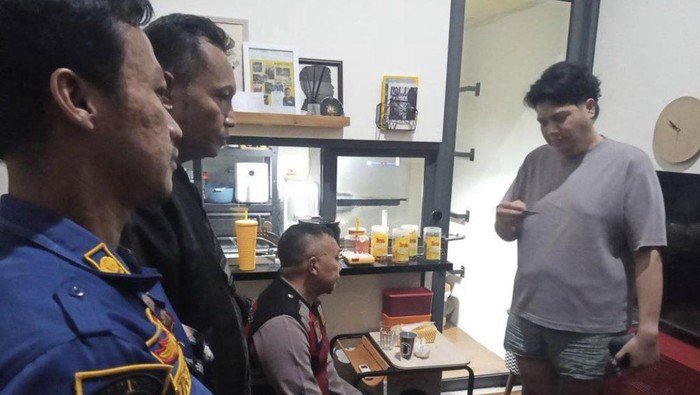 Polisi dan damkar berhasil mencegah aksi percobaan bunuh diri seorang pria di Depok, Jawa Barat. Petugas merespons cepat setelah mendapat laporan dari warga. (dok Polsek Bojongsari)