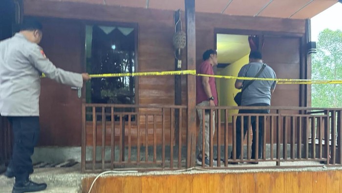 Polisi lakukan olah TKP suami bacok istri dan selingkuhan di Malang