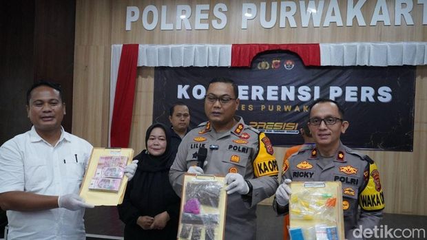 Polisi mengamankan barang bukti kasus narkoba di Purwakarta