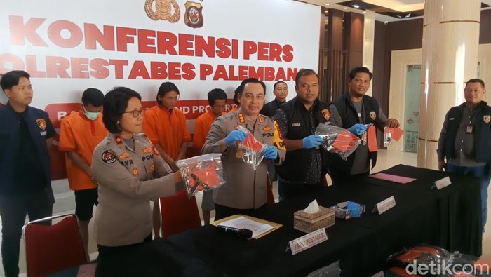 Polisi menunjukkan barang bukti dari dua tersangka begal yang berksi 15 kali di Palembang