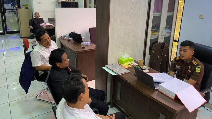 Polres Serang melimpahkan berkas dan tersangka kasus dugaan korupsi pada pertambangan pasir oleh BUMD milik Pemkab Serang yaitu PT SBM ke Kejari Serang. (Dok Istimewa).