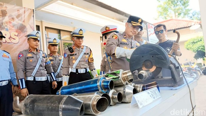 Polres Sukabumi menunjukkan knalpot bising hasil Operasi Lodaya 2024.