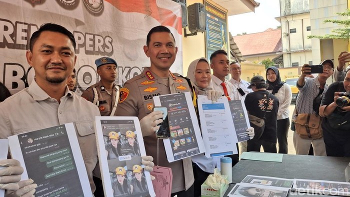 Polresta Bogor Kota sudah menangkap delapan wanita selebgram yang diduga mempromosikan judi online sejak 2023. Dua perekrut juga dibekuk. (M Sholihin/detikcom)