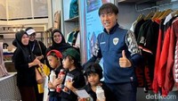 Ibu dari anak-anak yang berada dalam naungan Persatuan Orang Tua Anak dengan Down Syndrome (POTADS) mengatakan bahwa kesempatan untuk bertemu dengan Shin Tae Yong secara langsung merupakan suatu rezeki.