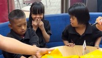 Ekspresi bahagia ketiganya saat bertemu dengan Shin Tae Yong tidak bisa disembunyikan. Mereka menunjukkan reaksi menggemaskan seperti ekspresi terkejut sembari tersenyum malu-malu.
