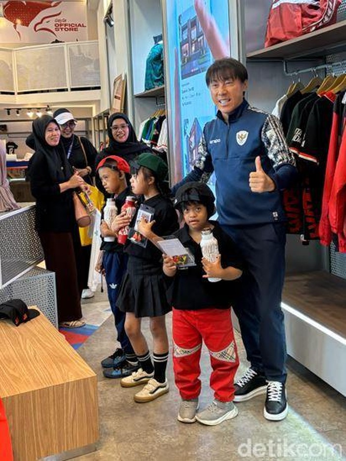 Potret Coach Shin Tae Yong Berbagi Kebahagiaan Bersama Anak-anak Down Syndrome Pelatih Timnas Indoesia Shin Tae Yong berbagi kebahagiaan bersama anak-anak Down Syndrome. Ia mengajak anak-anak tersebut berbelanja di Garuda Store, GBK.