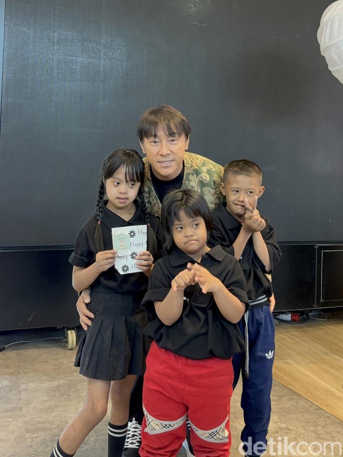 Potret Coach Shin Tae Yong Berbagi Kebahagiaan Bersama Anak-anak Down Syndrome Pelatih Timnas Indoesia Shin Tae Yong berbagi kebahagiaan bersama anak-anak Down Syndrome. Ia mengajak anak-anak tersebut berbelanja di Garuda Store, GBK.