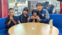 Selain foto bersama, Coach Shin juga memilih dan membagikan hadiah untuk ketiga anak tersebut. Ashilla pun ikut memberikan hadiah berupa gelang kepada Shin Tae Yong yang tanpa ragu langsung membuka hadiah tersebut dan memakainya.