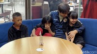 Pertemuan singkat yang mengharukan dan berlangsung bahagia ini menjadi bukti bahwa sepak bola bisa memberikan kebahagiaan bagi semua orang, salah satunya anak-anak dengan down syndrome. Kamu pun bisa turut serta mewujudkan lebih banyak senyuman dan kebahagiaan lainnya dengan berdonasi di berbuatbaik.id. Donasi yang kalian berikan akan 100% tersalurkan. #pssiberbuatbaik