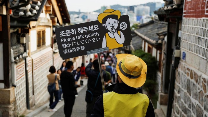 Potret Ramainya Desa Bukchon Hanok Korsel yang Bakal Terapkan Jam Malam A large crowd of tourists walks through Bukchon Hanok Village in Seoul, South Korea, October 25, 2024. REUTERS/Kim Soo-hyeon TPX IMAGES OF THE DAY