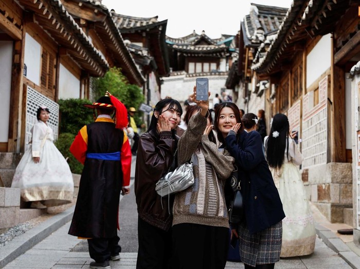 A large crowd of tourists walks through Bukchon Hanok Village in Seoul, South Korea, October 25, 2024. REUTERS/Kim Soo-hyeon     TPX IMAGES OF THE DAY