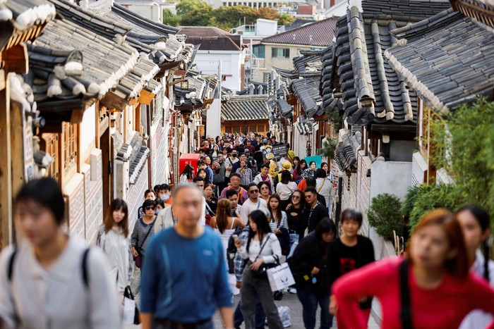 A large crowd of tourists walks through Bukchon Hanok Village in Seoul, South Korea, October 25, 2024. REUTERS/Kim Soo-hyeon     TPX IMAGES OF THE DAY