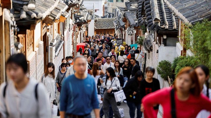 A large crowd of tourists walks through Bukchon Hanok Village in Seoul, South Korea, October 25, 2024. REUTERS/Kim Soo-hyeon     TPX IMAGES OF THE DAY