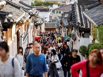 Potret Ramainya Desa Bukchon Hanok Korsel yang Bakal Terapkan Jam Malam
