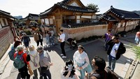 Desa Bukchon Hanok, kawasan permukiman dengan gang-gang sempit yang berliku, sudah ada sejak Dinasti Joseon (1392–1897). Kawasan ini telah menjadi tujuan wisata populer, terutama setelah ditampilkan dalam sebuah acara TV satu dekade lalu.
