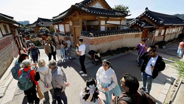 A large crowd of tourists walks through Bukchon Hanok Village in Seoul, South Korea, October 25, 2024. REUTERS/Kim Soo-hyeon     TPX IMAGES OF THE DAY