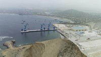 Pada tahap pertama, yang akan rampung pada tahun 2024, tujuannya adalah untuk membongkar 1 juta kontainer berukuran 20 kaki - setara dengan panjang 6,1 meter, lebar 2,4 meter, dan tinggi 2,59 meter. Kontainer akan tiba dan meninggalkan pelabuhan melalui terowongan sepanjang 1,8 kilometer.