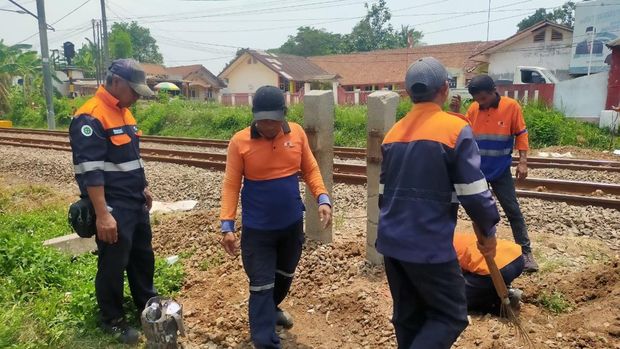 PT KAI Daop 1 Jakarta menutup 3 titik perlintasan liar di Sukabumi dan Bogor, Jawa Barat. Perlintasan sebidang tanpa palang pintu itu ditutup secara serentak. (dok KAI Daop 1)