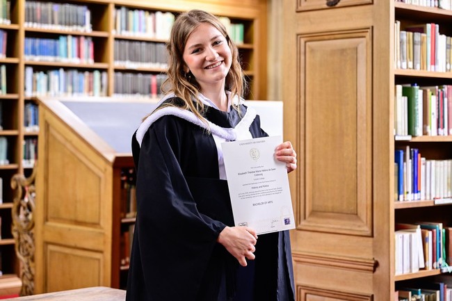 Wanita 23 tahun itu adalah putri tertua Raja Philippe dan Ratu Mathilde, serta pewaris resmi kerajaan Belgia. Elisabeth menjalani pendidikan internasional di UWC Atlantic College di Wales, lalu mengikuti pelatihan militer di Akademi Militer Kerajaan Belgia. Ia kemudian melanjutkan studi di Universitas Oxford dan lulus pada Juli 2024. Foto: Instagram @belgianroyalpalace