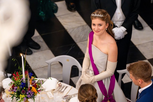 Putri Mahkota Elisabeth dari Belgia menarik perhatian dunia bukan hanya karena pesonanya tapi juga prestasi. Setelah ikut latihan militer dan kuliah di Universitas Oxford, kini ia tengah menjalani studi di Harvard. Foto: Instagram @belgianroyalpalace