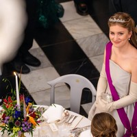 Putri Mahkota Elisabeth dari Belgia menarik perhatian dunia bukan hanya karena pesonanya tapi juga prestasi. Setelah ikut latihan militer dan kuliah di Universitas Oxford, kini ia tengah menjalani studi di Harvard. Foto: Instagram @belgianroyalpalace