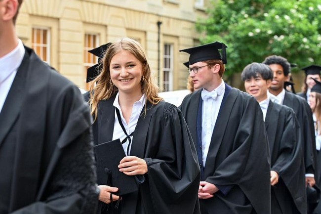 Sebelumnya ia diketahui kuliah di Oxford jurusan terkait sejarah dan politik. Dikatakan jika ia memilih sendiri jurusannya dengan persetujuan orangtua dengan pertimbangan bahwa ilmu tersebut akan berguna di masa depan sebagai calon ratu. Foto: Instagram @belgianroyalpalace