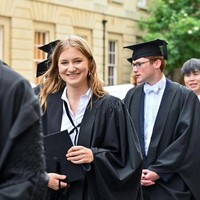 Sebelumnya ia diketahui kuliah di Oxford jurusan terkait sejarah dan politik. Dikatakan jika ia memilih sendiri jurusannya dengan persetujuan orangtua dengan pertimbangan bahwa ilmu tersebut akan berguna di masa depan sebagai calon ratu. Foto: Instagram @belgianroyalpalace