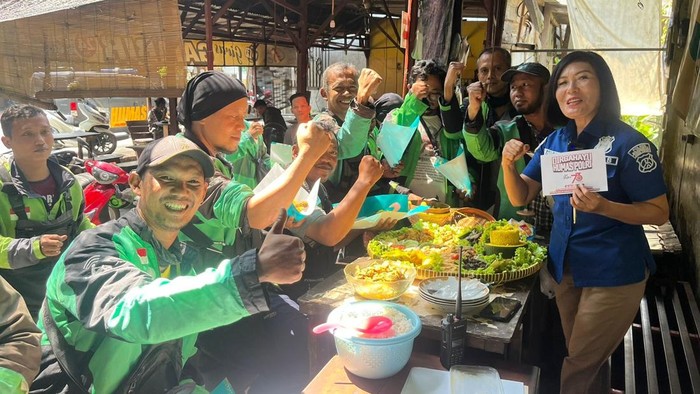 Rayakan HUT Ke-73, Humas Polres Mojokerto-Tukang Ojek Santap Tumpeng Bersama