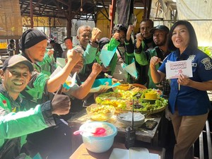 Humas Polres Mojokerto-Ojol Makan Tumpeng Bareng Rayakan HUT ke-73