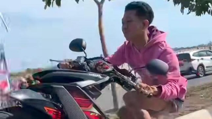 Remaja berinisial JS (17) di Makassar kecelakaan saat melakukan aksi freestyle sepeda motor.