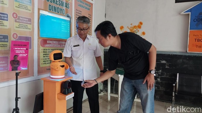 Robot AI Bytorium di Puskesmas Dinoyo kota malang