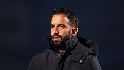 VILA NOVA DE FAMALICAO, PORTUGAL - OCTOBER 26: Head Coach Ruben Amorim of Sporting Clube de Portugal gestures during the Liga Portugal Betclic match between FC Famalicao and Sporting Clube de Portugal at Estadio Municipal de Famalicao on October 26, 2024 in Vila Nova de Famalicao, Portugal. (Photo by Diogo Cardoso/Getty Images)