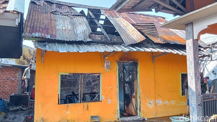 Rumah terbakar di Palembang.
