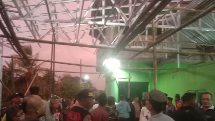 Kondisi TKP santri jatuh dari atap pondok pesantren di Sentolo, Kulon Progo, Rabu (30/10/2024).