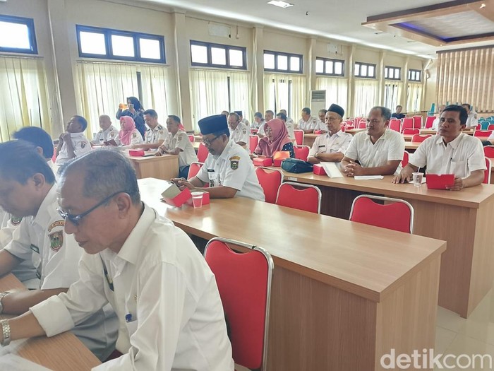 Sebanyak 23 Kades di Kabupaten Boyolali, Jawa Tengah, menerima sanksi disiplin dari Bupati karena melanggar netralitas dalam Pillkada 2024, Rabu (30/10/2024).