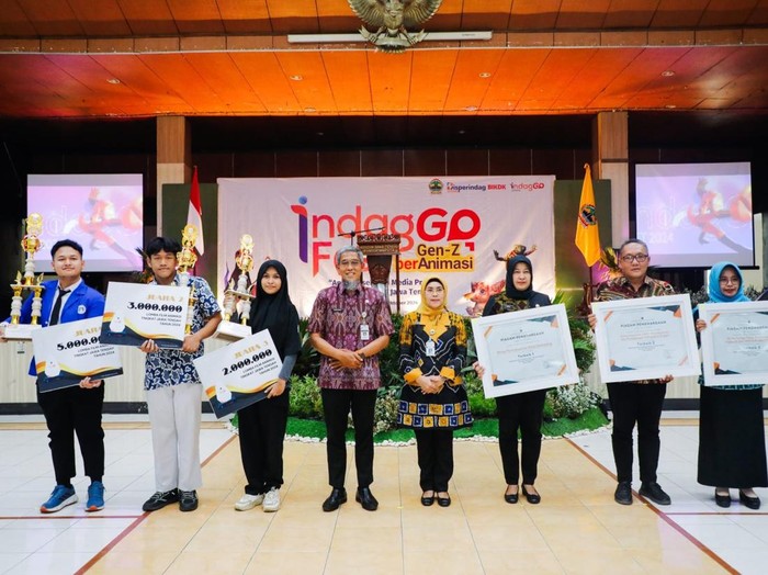 Sekda Provinsi Jateng, Sumarno, menyerahkan penghargaan di aula Museum Ronggowarsito di Semarang.