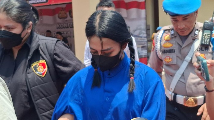 Selebgram sekaligus Disck Jokey (DJ) klub malam di Bogor berinisial AJP (25) ditangkap karena diduga mempromosikan judi online