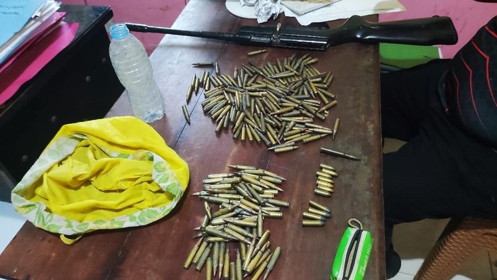 Senpi rakitan dan 251 butir peluru diamankan personil Polsek Leihitu.