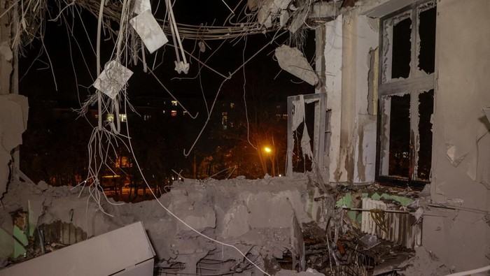 Rescuers stand in front of the State Industry House (Derzhprom) hit by a Russian air strike, amid Russias attack on Ukraine, in Kharkiv, Ukraine October 28, 2024. REUTERS/Sofiia Gatilova     TPX IMAGES OF THE DAY