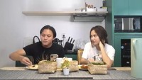 Saat masa pacaran, Rizky dan Mahalini senang buat konten kulineran bersama. Salah satunya konten Rizky makan jengkol dan nasi rames. Foto: YT/Instagram