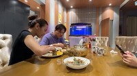 Saat makan di rumah mertua, Mahalini lahap menyantap aneka nasi rames dengan sayuran yang disediakan di rumah Sule. Foto: YT/Instagram