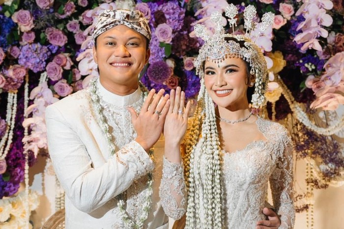 Serunya Rizky Febian dan Mahalini Saat Masak dan Makan Bersama Serunya Rizky Febian dan Mahalini Saat Masak dan Makan Bersama