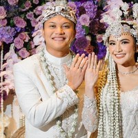 Mahalini yang keturunan Bali memilih adat Sunda saat dinikahi oleh Rizky Febian, sesuai dengan suku sang suami. Pelantun ‘Mati-matian’ itu tampil dengan makeup flawless dan vibe yang semakin sakral dengan aksesori siger Sunda.  Foto: Instagram