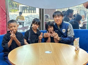 Coach Shin Tae Yong Berbagi Kebahagiaan Bersama Anak-Anak Down Syndrome
