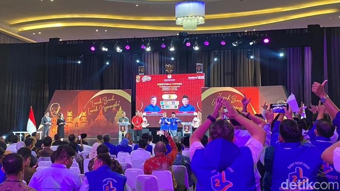 Suasana debat Pilgub Jateng 2024 di Semarang, Rabu (30/10/2024).